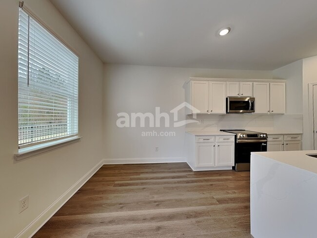 Building Photo - 496 Pointe Dr