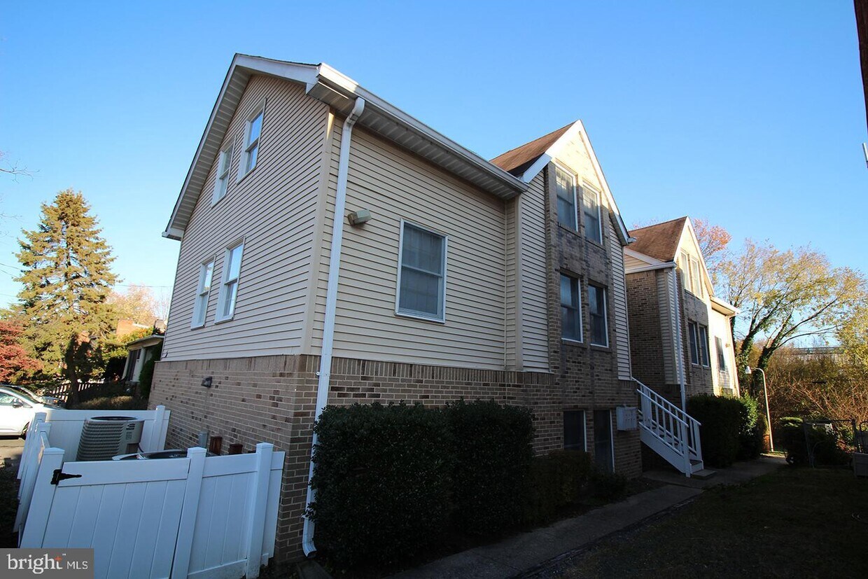 Primary Photo - 13 Sunset Dr