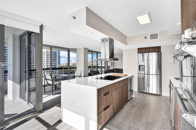 Building Photo - 3600 Mystic Pointe Dr