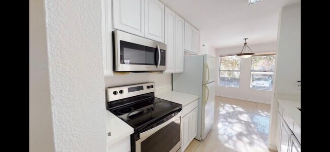 Building Photo - 695 Bristol Dr