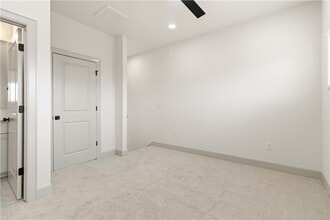 Building Photo - 910 Trestle Ln