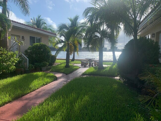 Foto del edificio - 2160 Bay Dr