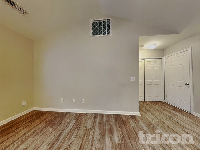 Foto del edificio - 5121 Benjamin Ct