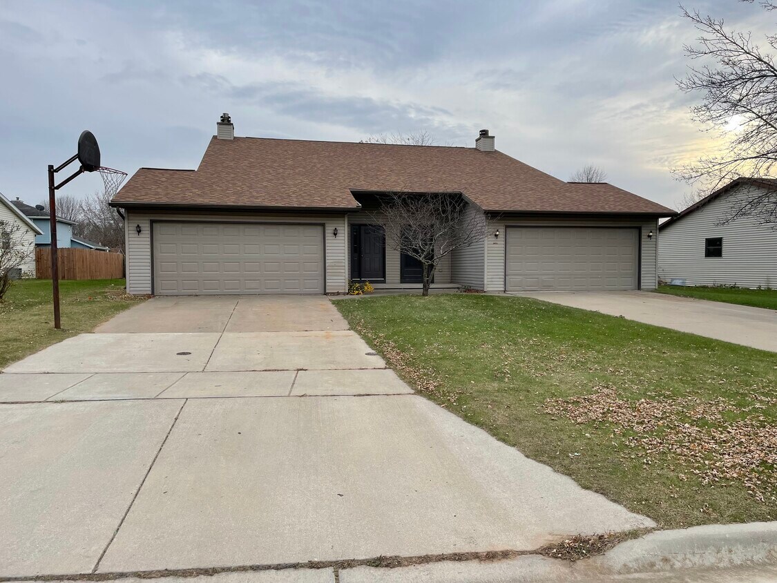 2472 Garden Heights Ct, Green Bay, WI 54311 Townhome Rentals in Green