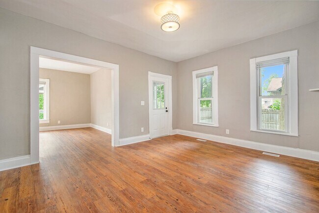 Foto del edificio - Spacious 4 Bedroom / 2 Bath Single-Family Home – Prime Location Near Downtown GR