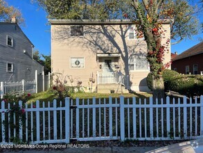 Building Photo - 143 N 5th Ave