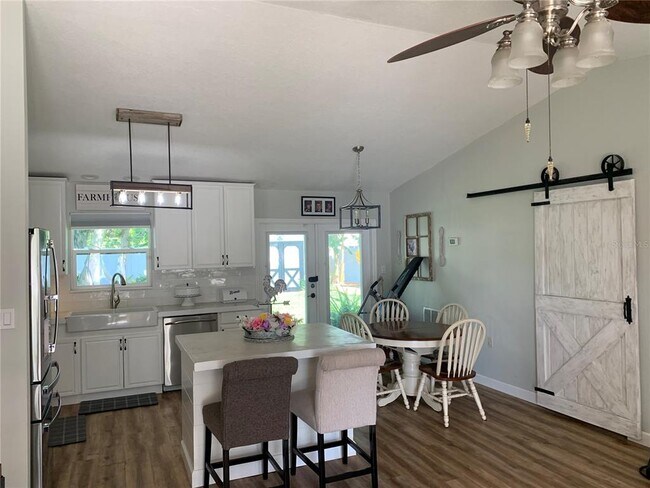 Foto del edificio - 11001 Dianne Cove