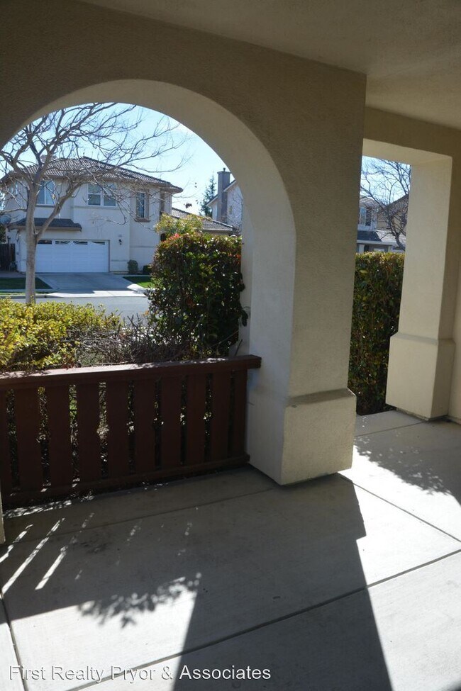 Building Photo - 4 br, 3 bath House - 541 Vivian Street
