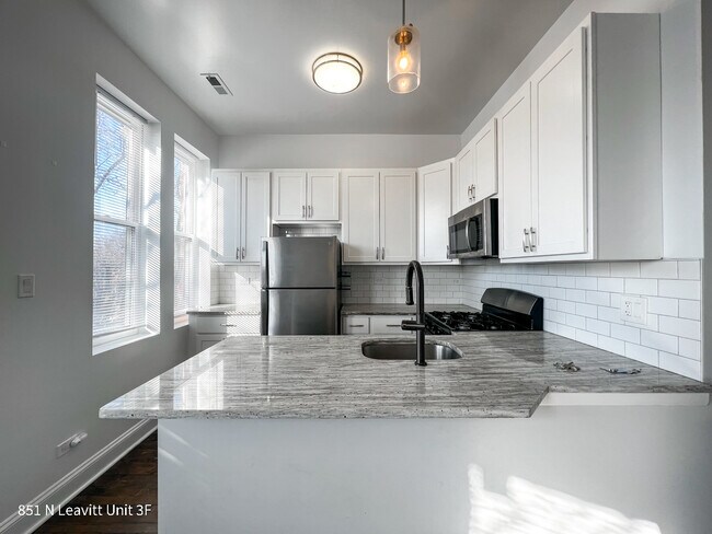 Building Photo - 851 N Leavitt St