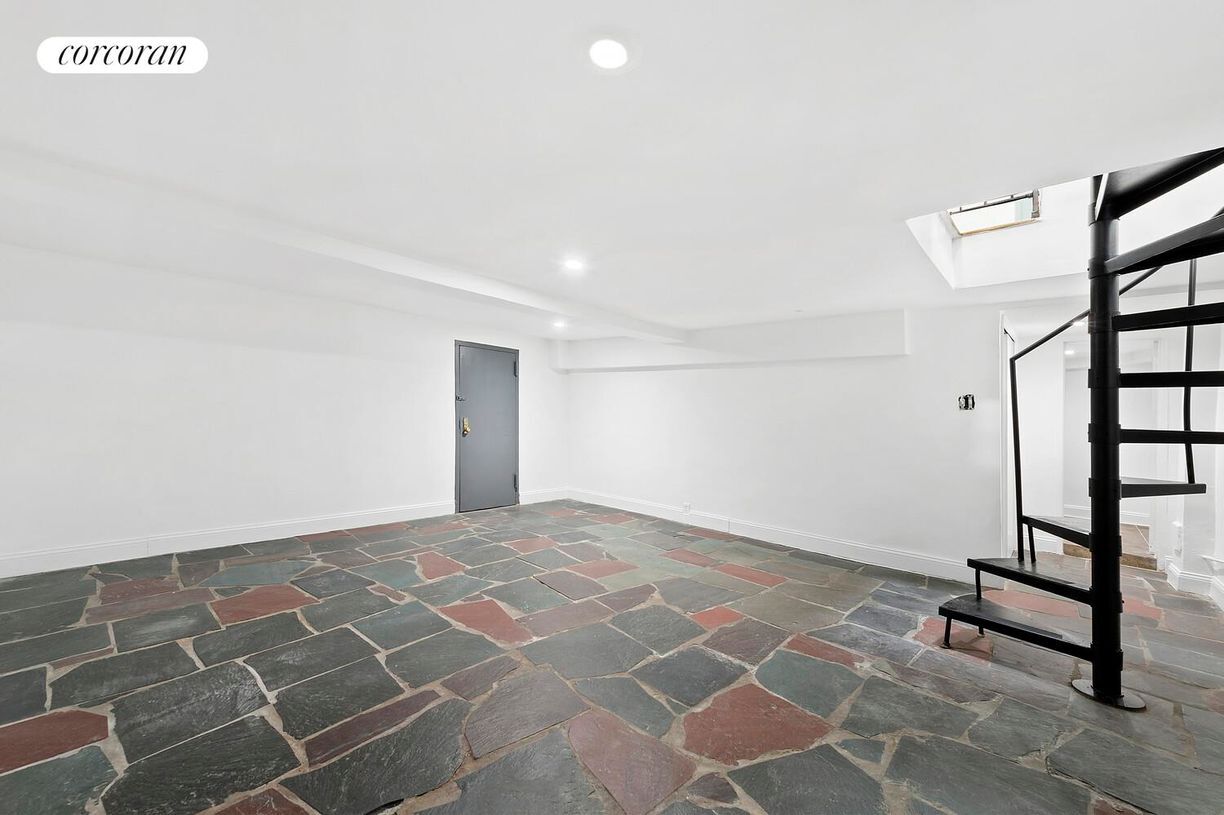 Foto principal - 320 W 22nd St