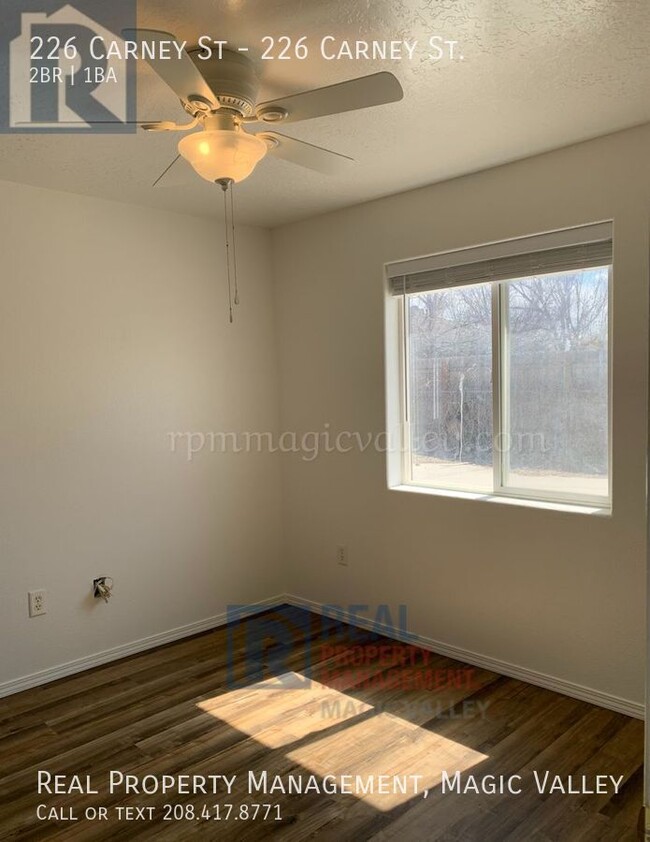 Building Photo - Private 2 Bedroom