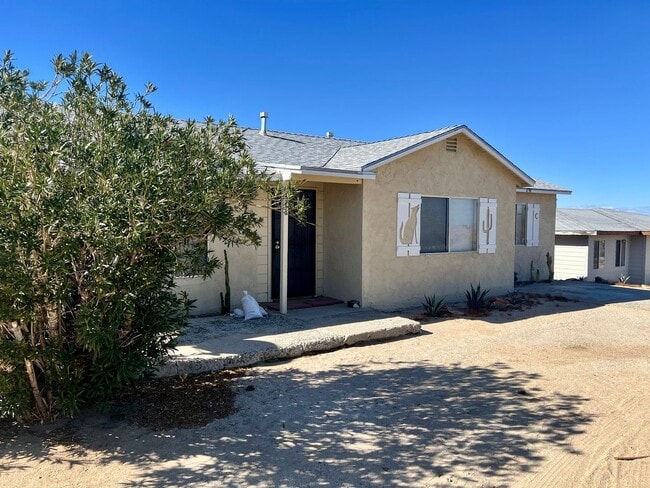 Foto del edificio - Cozy 3-Bedroom Home Near 29 Palms Base & Joshua Tree