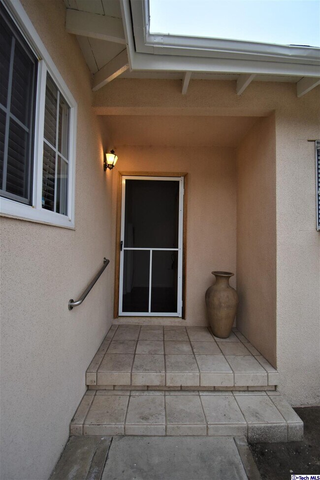 Foto del edificio - 8141 Longridge Ave