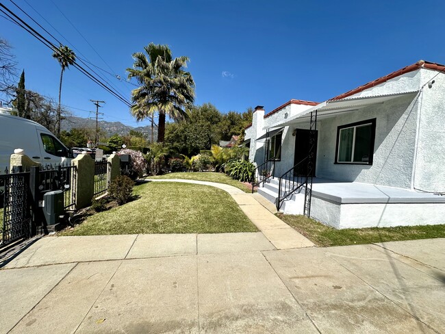 Fachada de la casa (recién pintada) - 1968 El Molino Ave
