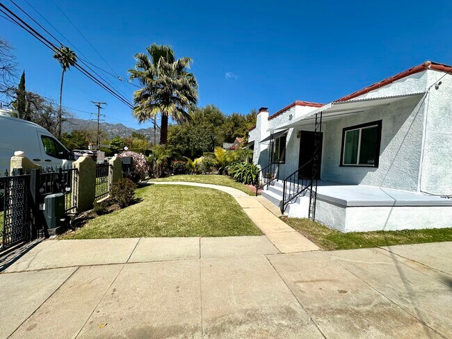 Frente de la casa (recién pintado) - 1968 El Molino Ave