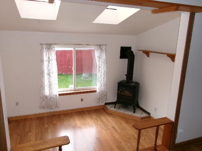 Building Photo - NIce 2 bed, 1 bath with small shop close to recreation