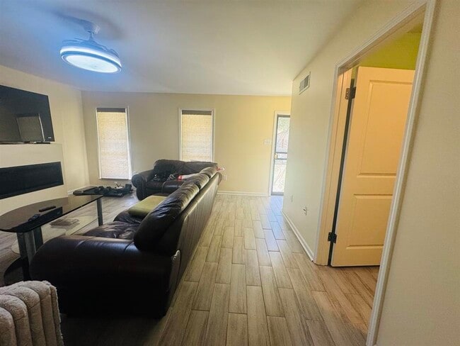 Foto del edificio - 6615 Hartford Dr