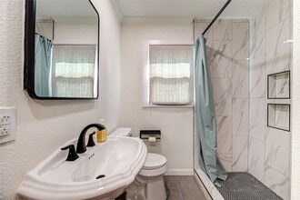 Building Photo - 814 Sue St