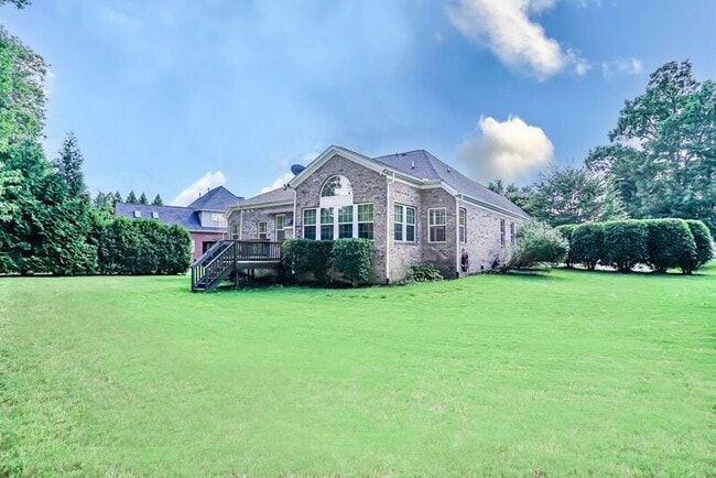 Foto del edificio - 100 Little Pond Dr