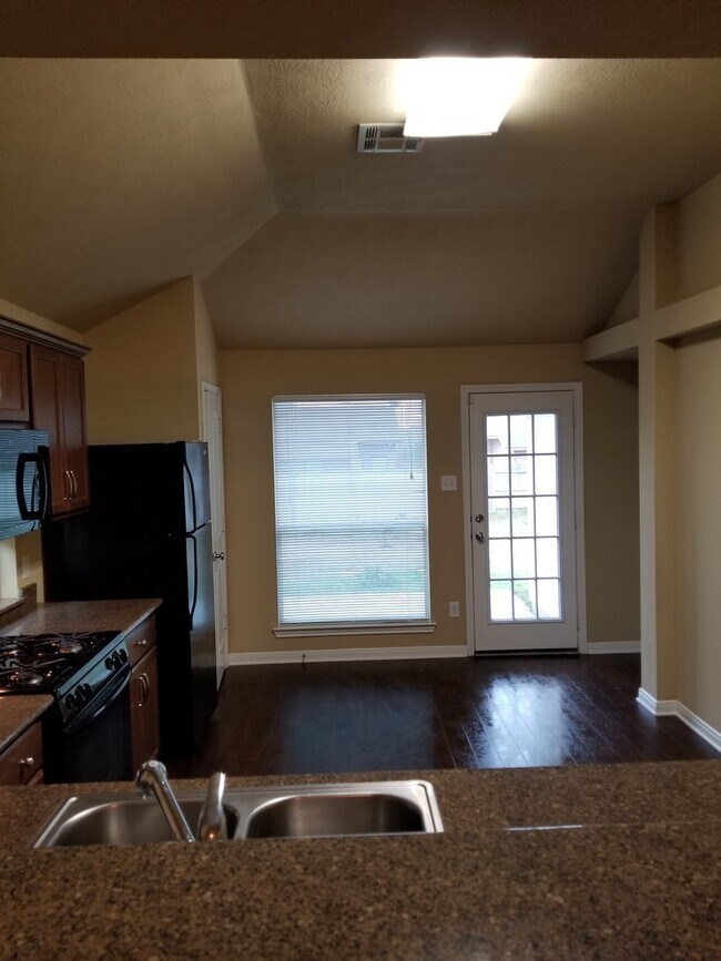 Building Photo - College Station - 3 bedroom / 2 bath / gar...