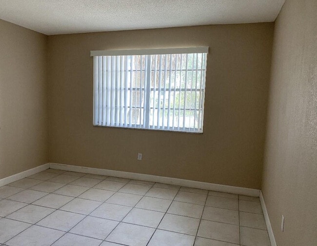 Building Photo - 4154 NW 79th Ave