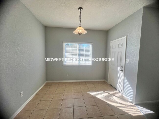Building Photo - 3 bedroom, 2.5 bath 2 car garage Townhouse