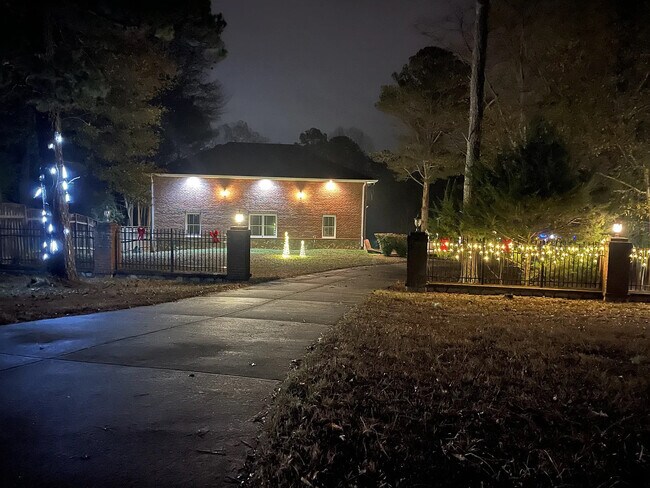 Foto del edificio - Room in Apartment on Little Mill Rd