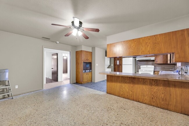 Building Photo - 810 S 16th 1/2