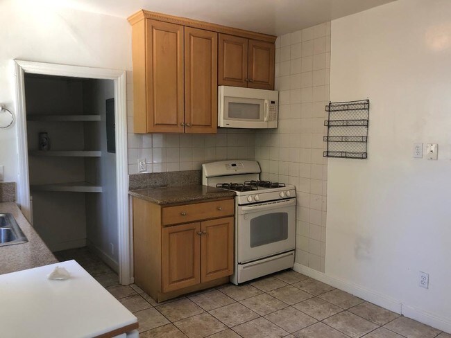 Cocina - 513 N Gardner St
