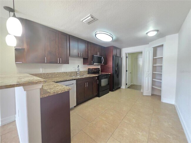 Foto del edificio - 15532 Chamberlain Blvd