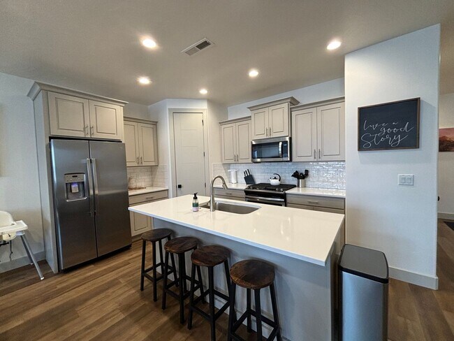 Foto del edificio - Fully furnished Desert Color Home!
