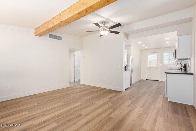 Foto del edificio - 6049 W Laurie Ln