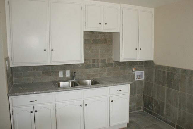 Building Photo - 525 Goodman St