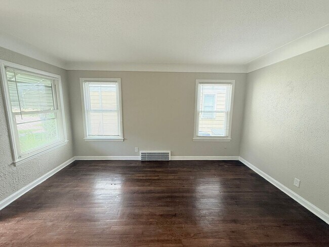 Building Photo - Renovated 3-Bedroom Home – We Welcome Sect...