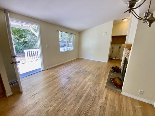 Foto del edificio - Walk to Town 3 Bedroom Home