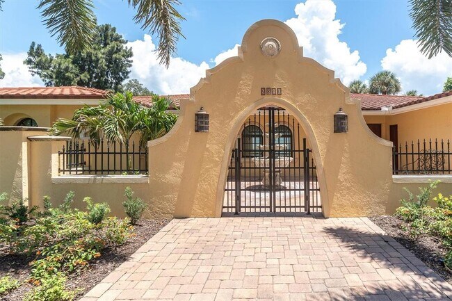Foto del edificio - 5810 Bahama Shores Dr S