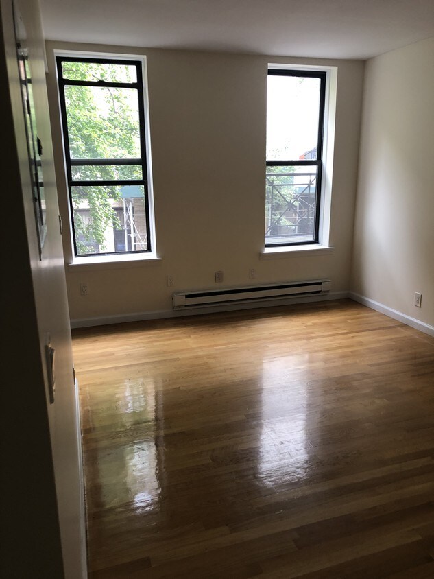 Primary Photo - 281 Mott St