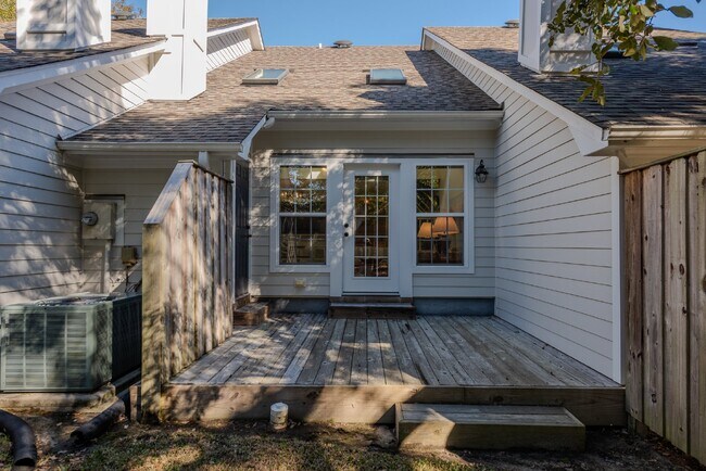 Foto del edificio - "Charming 2-Bed, 2-Bath Townhouse Retreat with 1,251 Sq Ft of Comfort in Wilmington!"