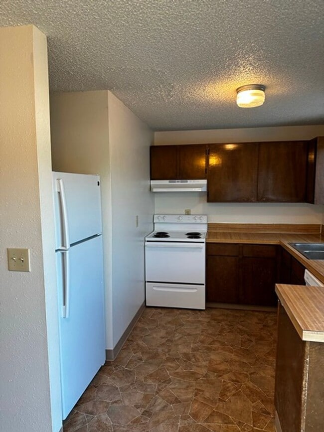 Building Photo - Middle unit in 8-plex complex