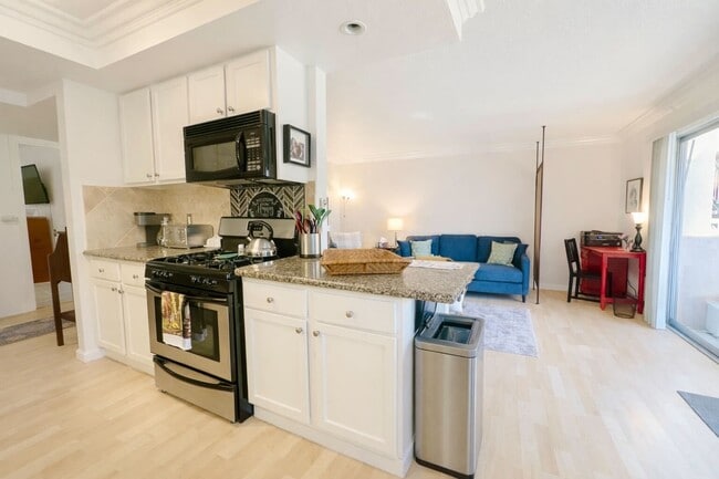 Building Photo - Poolside Condo