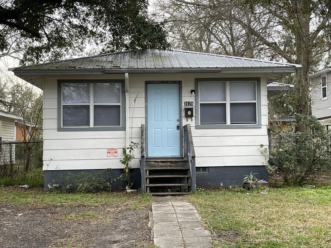Primary Photo - 2128 Woodside St