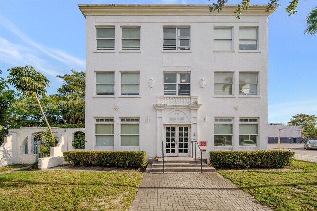 Building Photo - 924 Marseille Dr