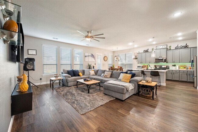 Foto del edificio - 7224 Fallen Crest Ln