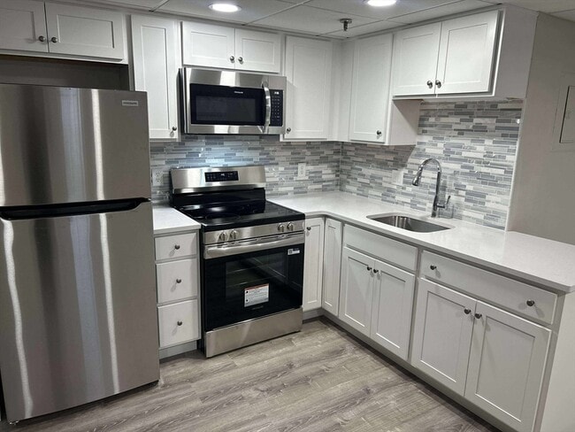 Building Photo - 1329 Main St