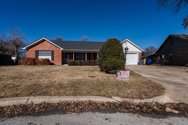 Building Photo - 4 Bedroom Home Available For Immediate Mov...