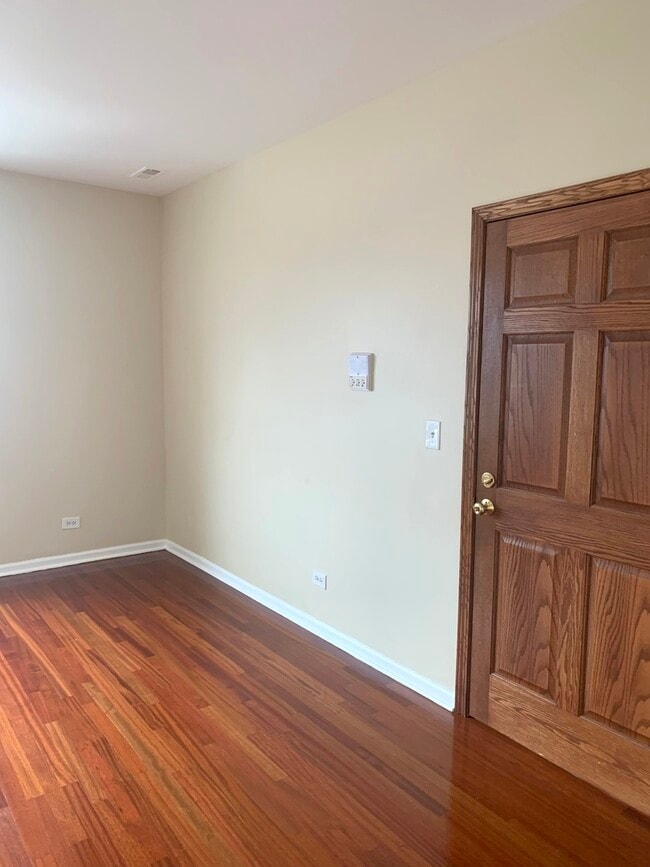 Building Photo - 5081 N Elston Ave