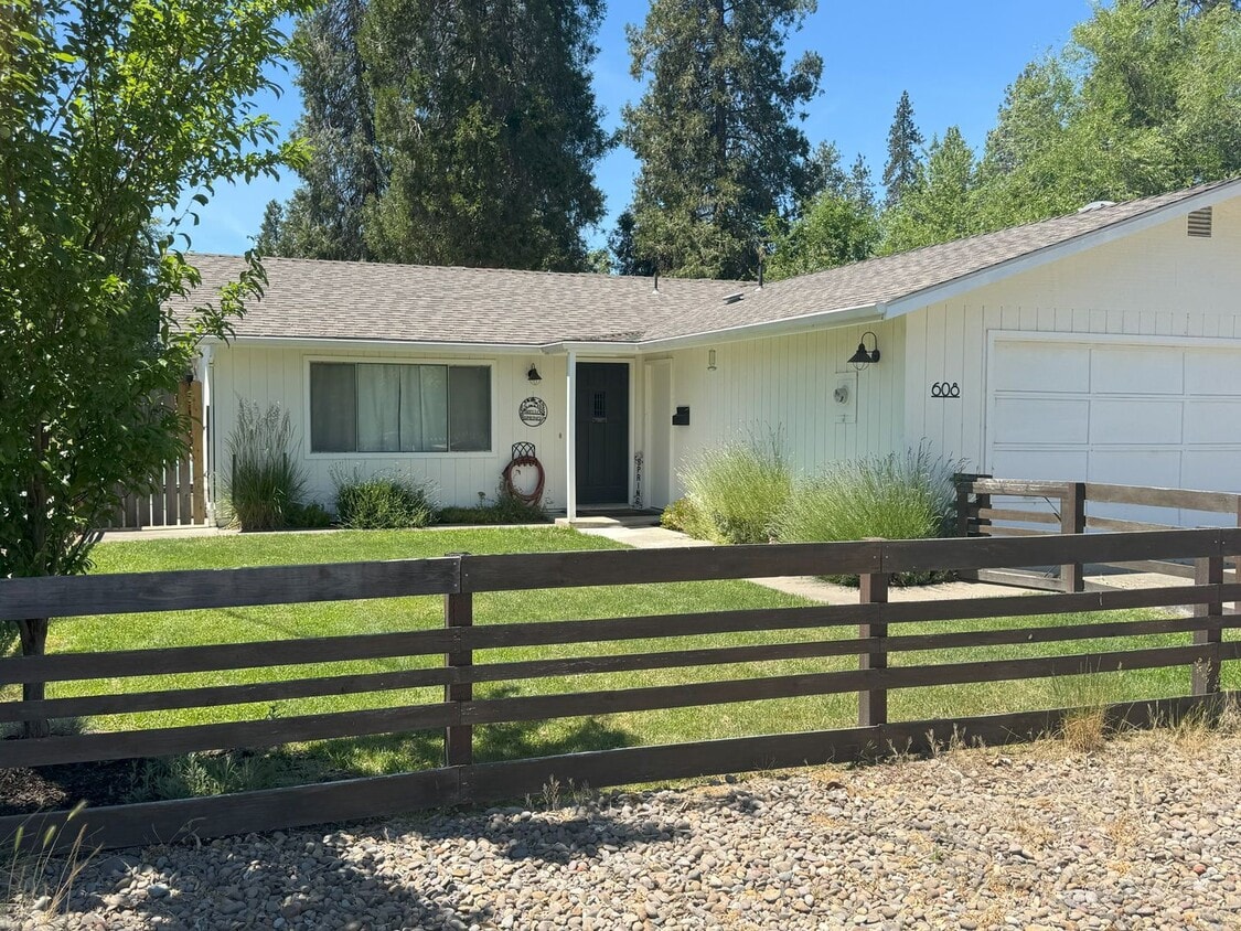 Primary Photo - 2 bedroom, 1 bath single-family with 2 car...