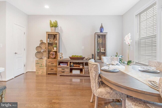 Foto del edificio - 8175 Hollow Ct