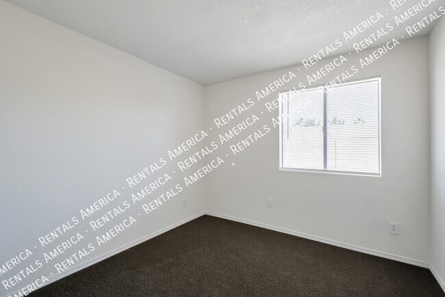 Building Photo - 552 W Kilarea Ave