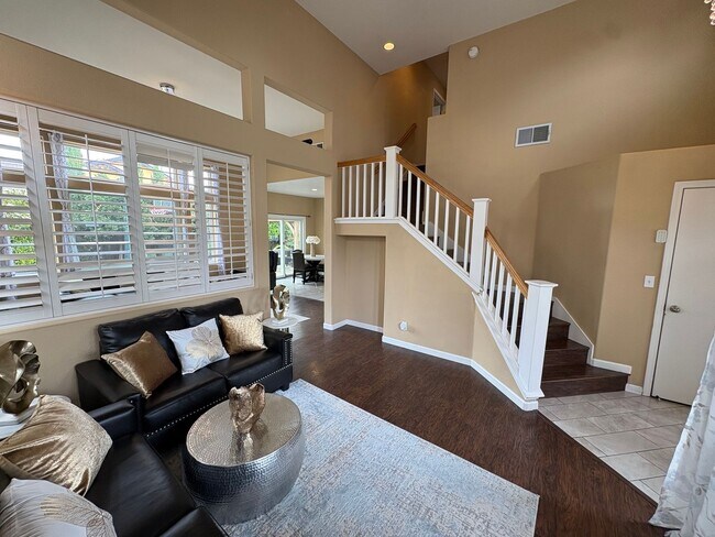 Foto del edificio - Beautiful 3 Bedroom 2.5 Bath Brentwood Home With SOLAR